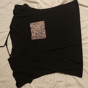Leopard pocket T